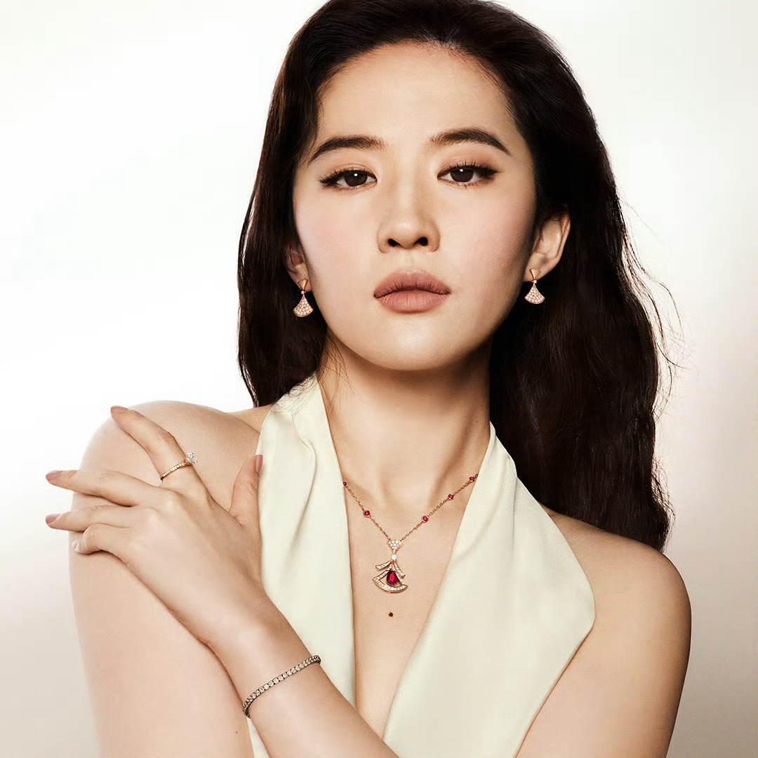 以前没仔细看这件算得上高珠吧，都有红宝石啊！我看其他品牌高珠就像这件那么小哈哈 