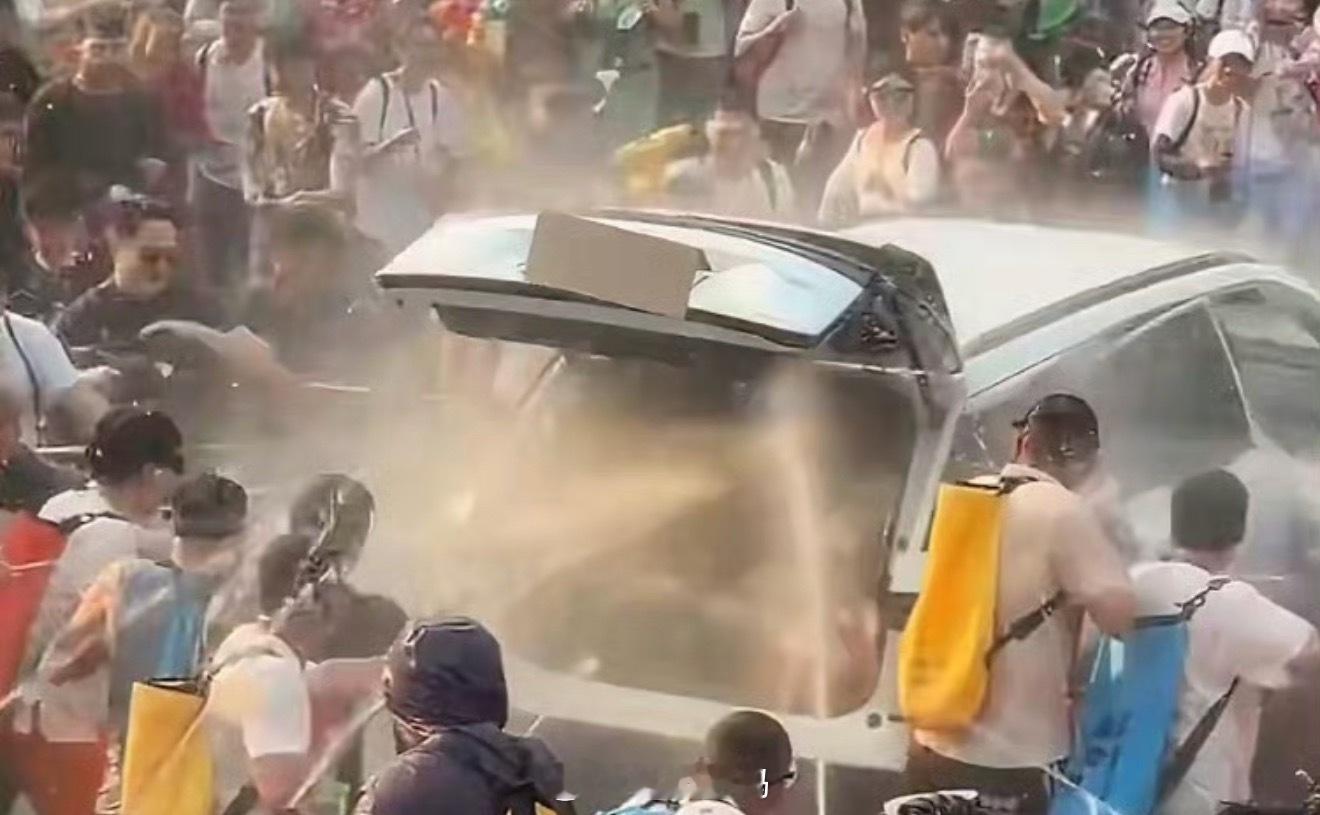 警方回应泼水节多人向车内喷水被强拉开车门喷水车主已到店定损云南西双版纳泼水节活动