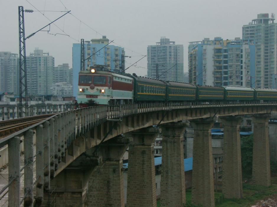2010年在梨菜铁路梨树湾大桥拍到重庆开往昭通的K9402/9403次列车，这趟