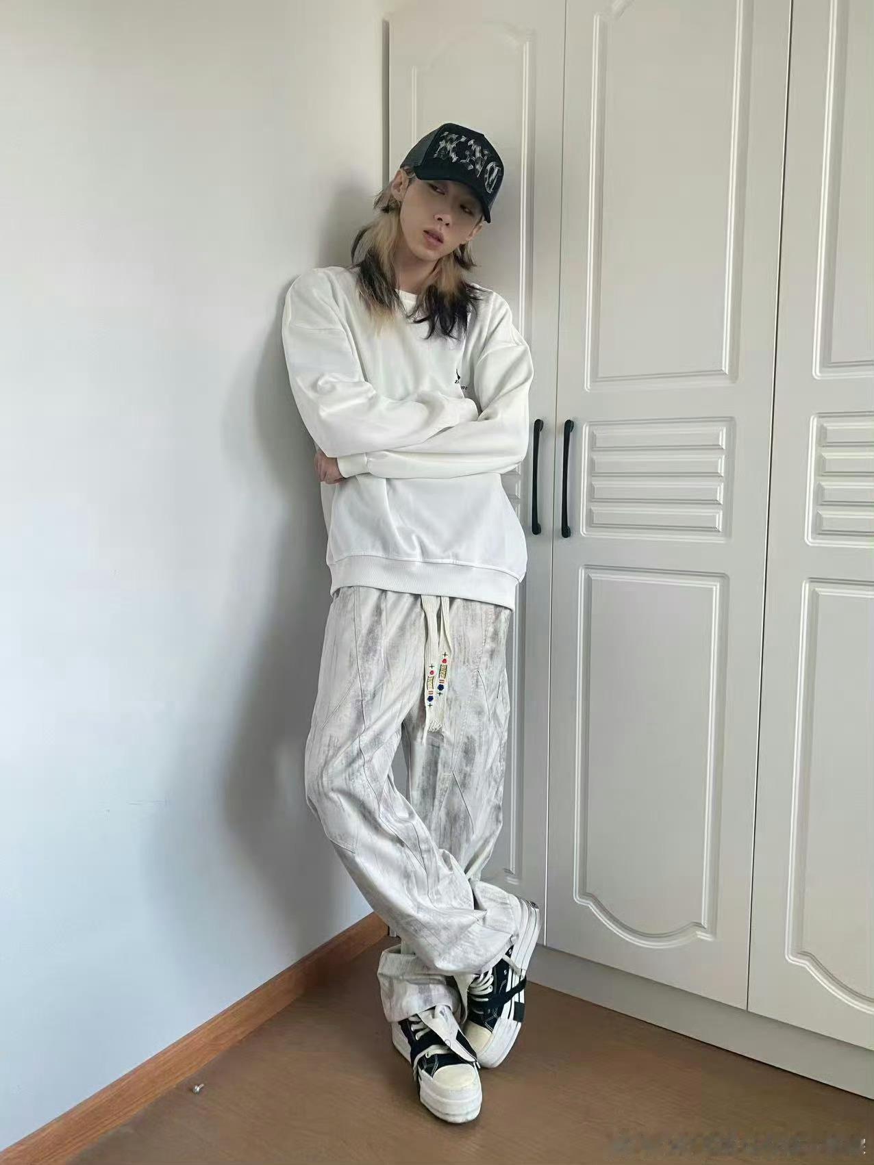 没认出来是林染林染长发裙装直播打瓦前创造营选秀成员林染去做女装直播了，一时间没认