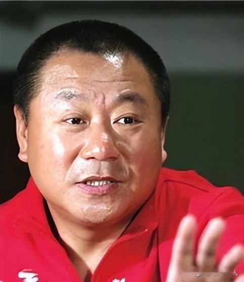 1988年，范伟和一个小护士去相亲，女方一言不发，筷子一下也没动，范伟一看又黄了