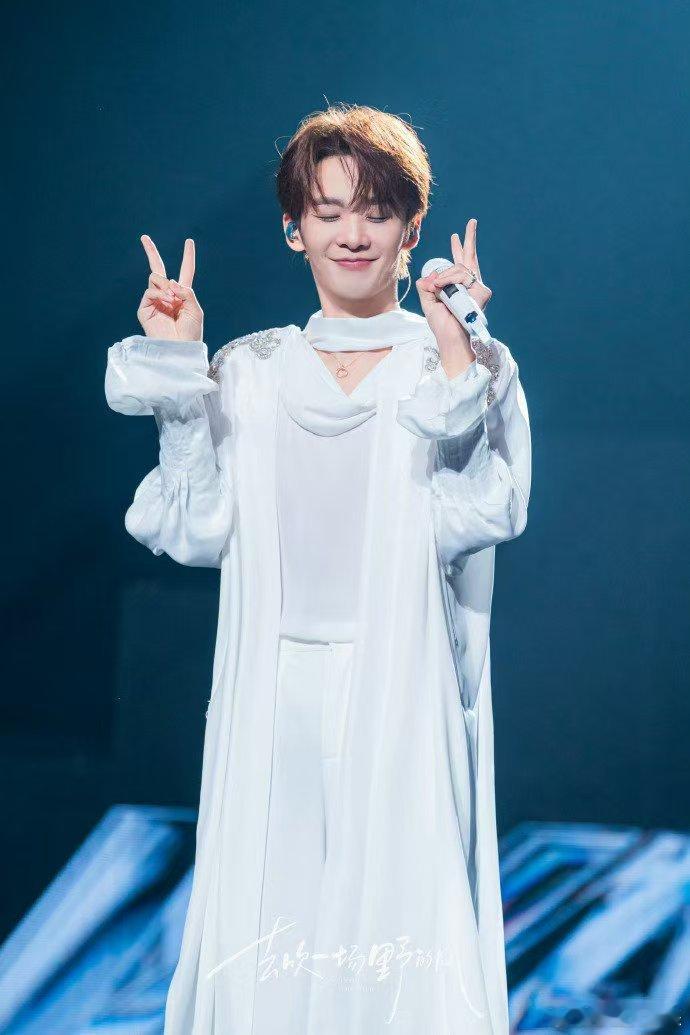 王赫野台上忘词台下转圈 王赫野台上忘词有点小窘迫，下台后转圈撒欢超可爱，直播里自