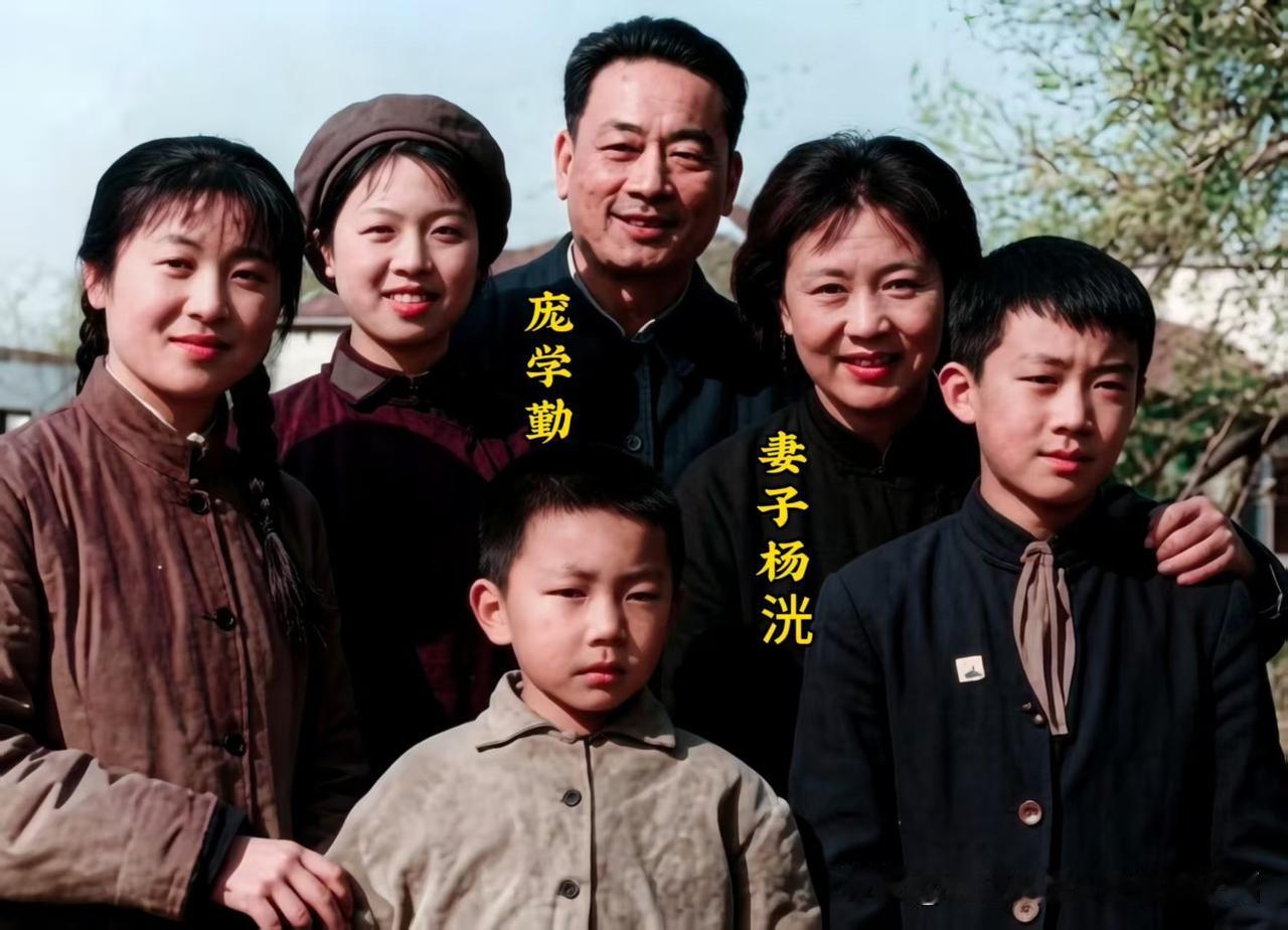 这张充满年代感的全家福剧照，看着格外有代入感。
庞学勤气质沉稳厚重，一身朴素装扮