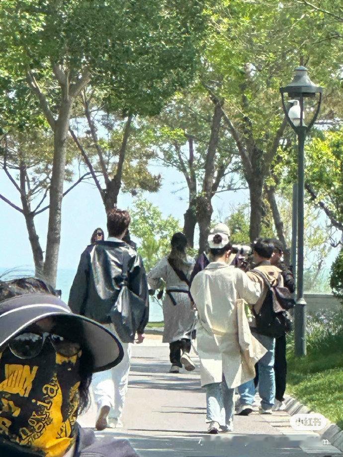 阿那亚偶遇梁田胡允庭 有人在阿那亚看到梁田和胡允庭啦，看那状态，感觉 “梁庭 c