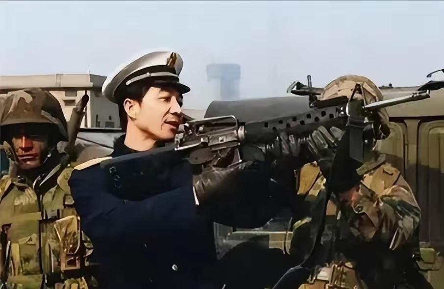 张召忠年轻的时候英气逼人，真的很帅！
       1995年，美国海军邦克山号