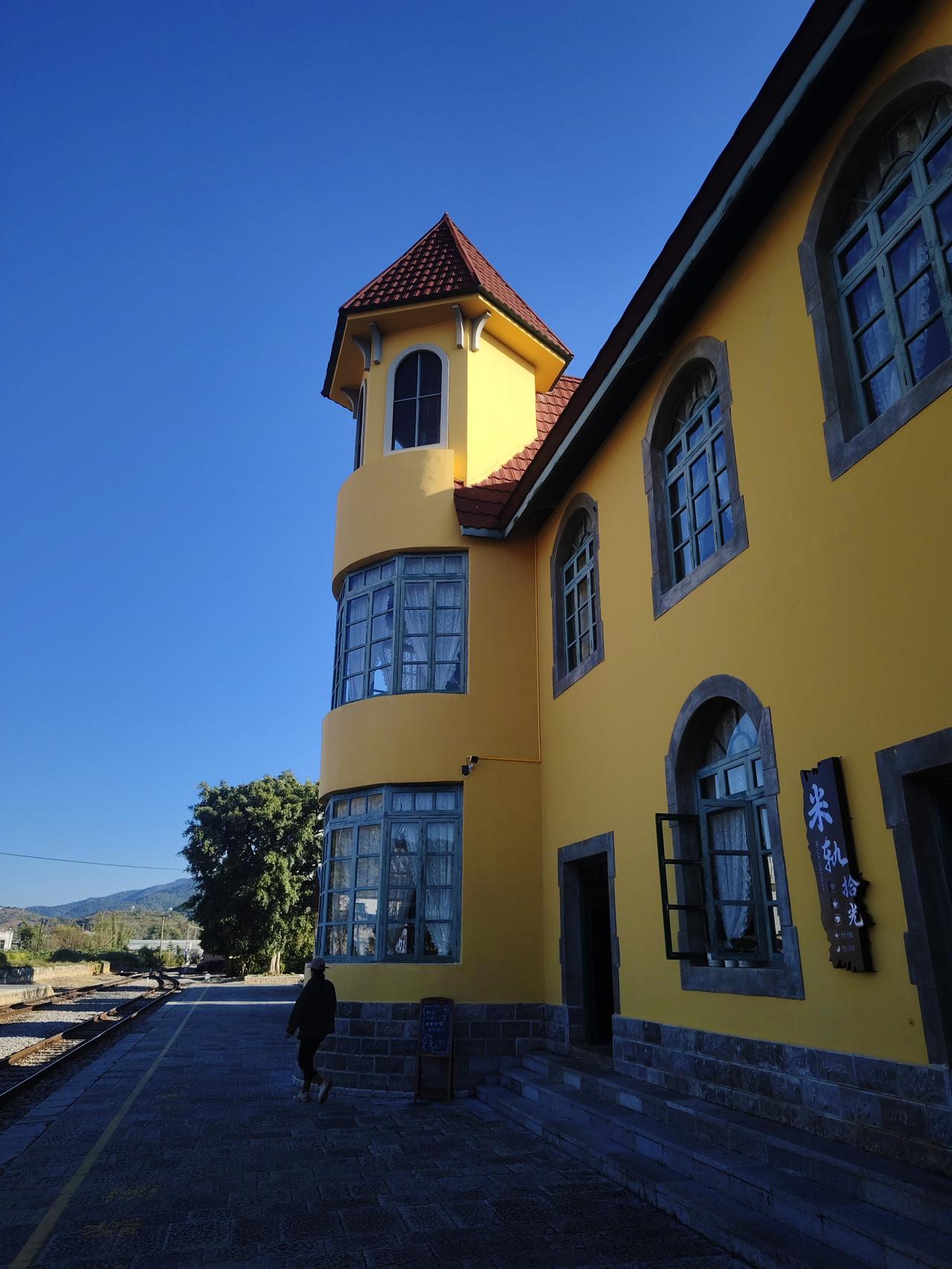 坝心火车站
我们住在石屏县的坝心镇，听宾馆的老板说，坝心镇有个火车站很不错，值得