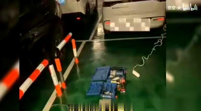 “我们岁数大了，车门打不开，真挤不进去啊……”一段网传视频的录音里，一对夫妻站在
