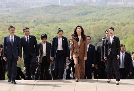 郑丽文走出了关键的第一步！
顶着压力访问大陆实属不易，两岸关系已经有了良好的开端