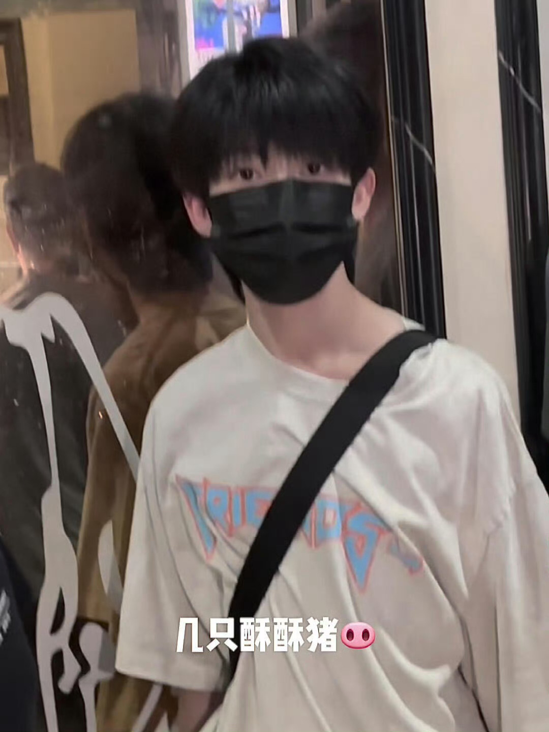 两🐽对视 