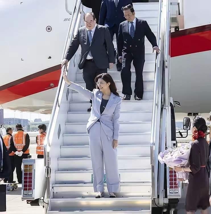 郑丽文到访大陆，感觉气场很强完全看不出57岁的模样。这次大陆之行一定会让她感慨很