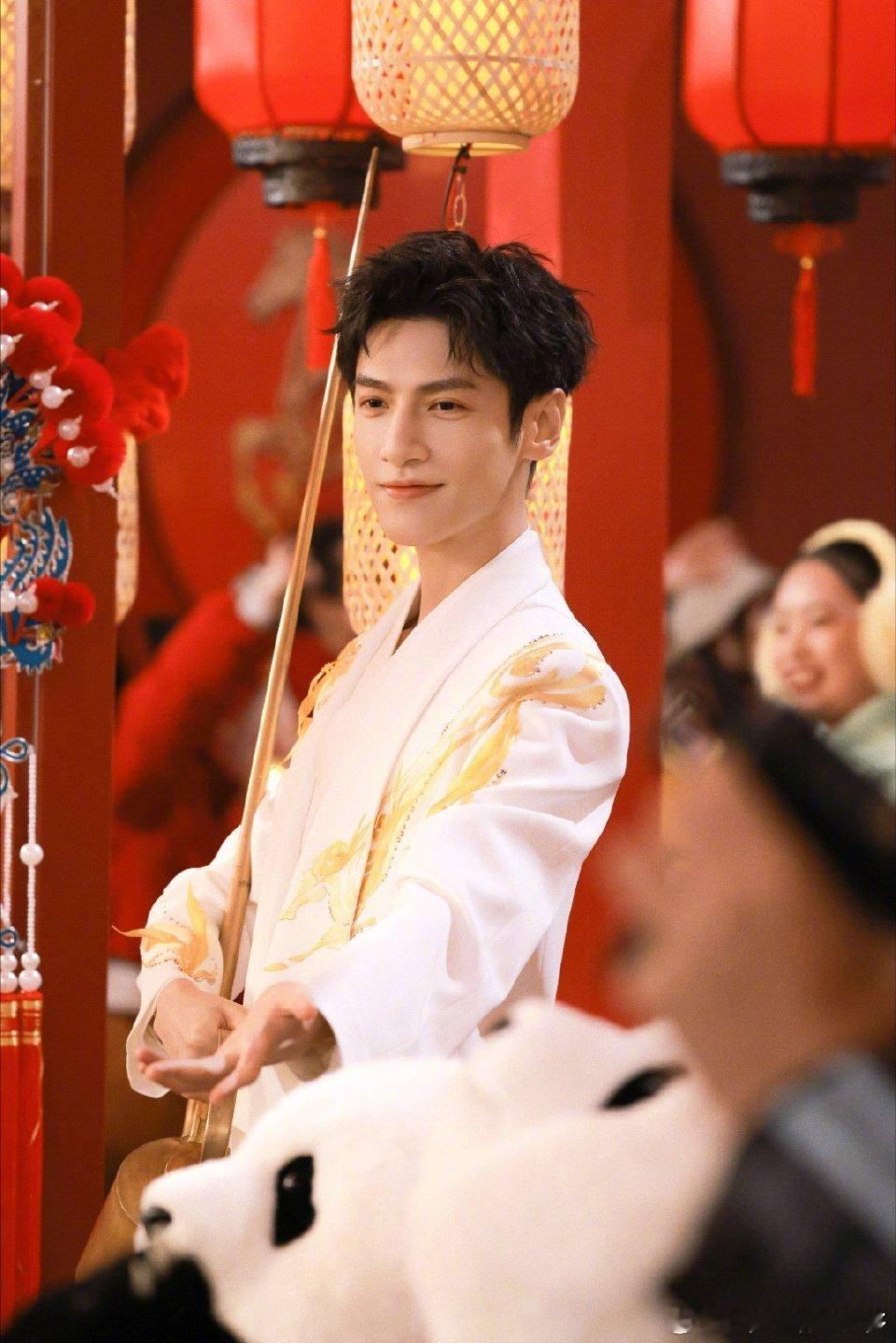 罗云熙好一张国泰民安的脸春晚 首登春晚便惊艳宜宾！罗云熙在《立上游》身着非遗蜀绣