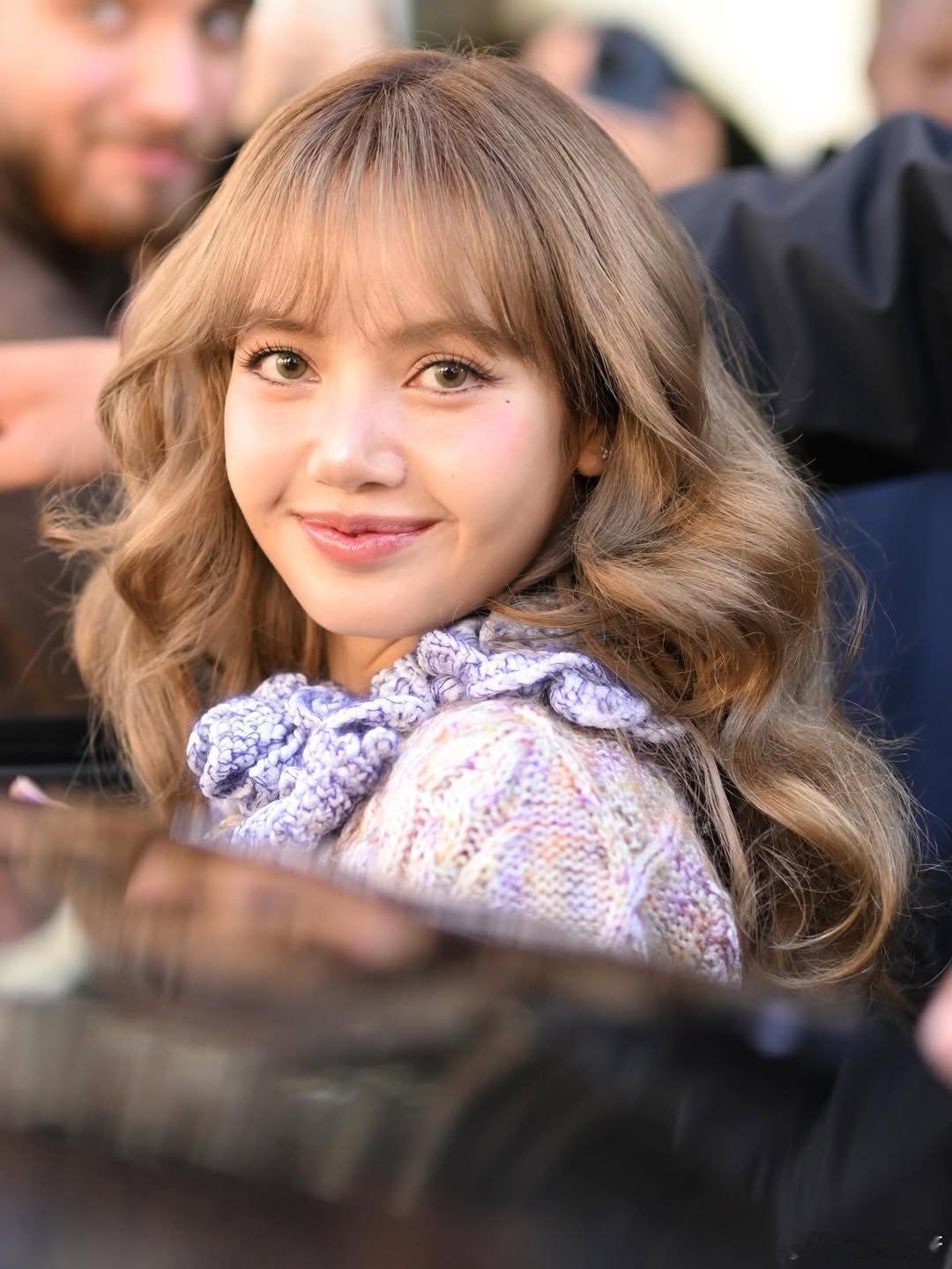 Lisa出席巴黎时装周Louis Vuitton 26春夏女装大秀相关词条“LI