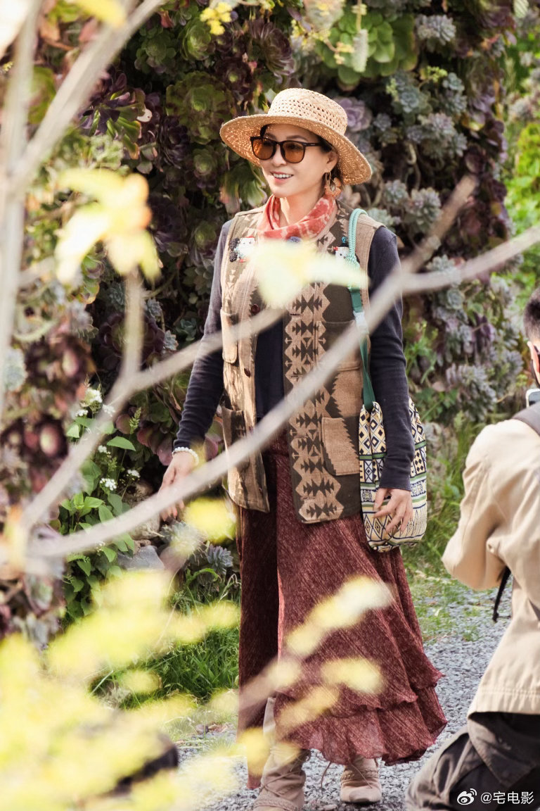 退役站姐给内娱老辈子出神图金白开相机中的老辈子艺人夯爆了 不装嫩、不刻意，自在舒