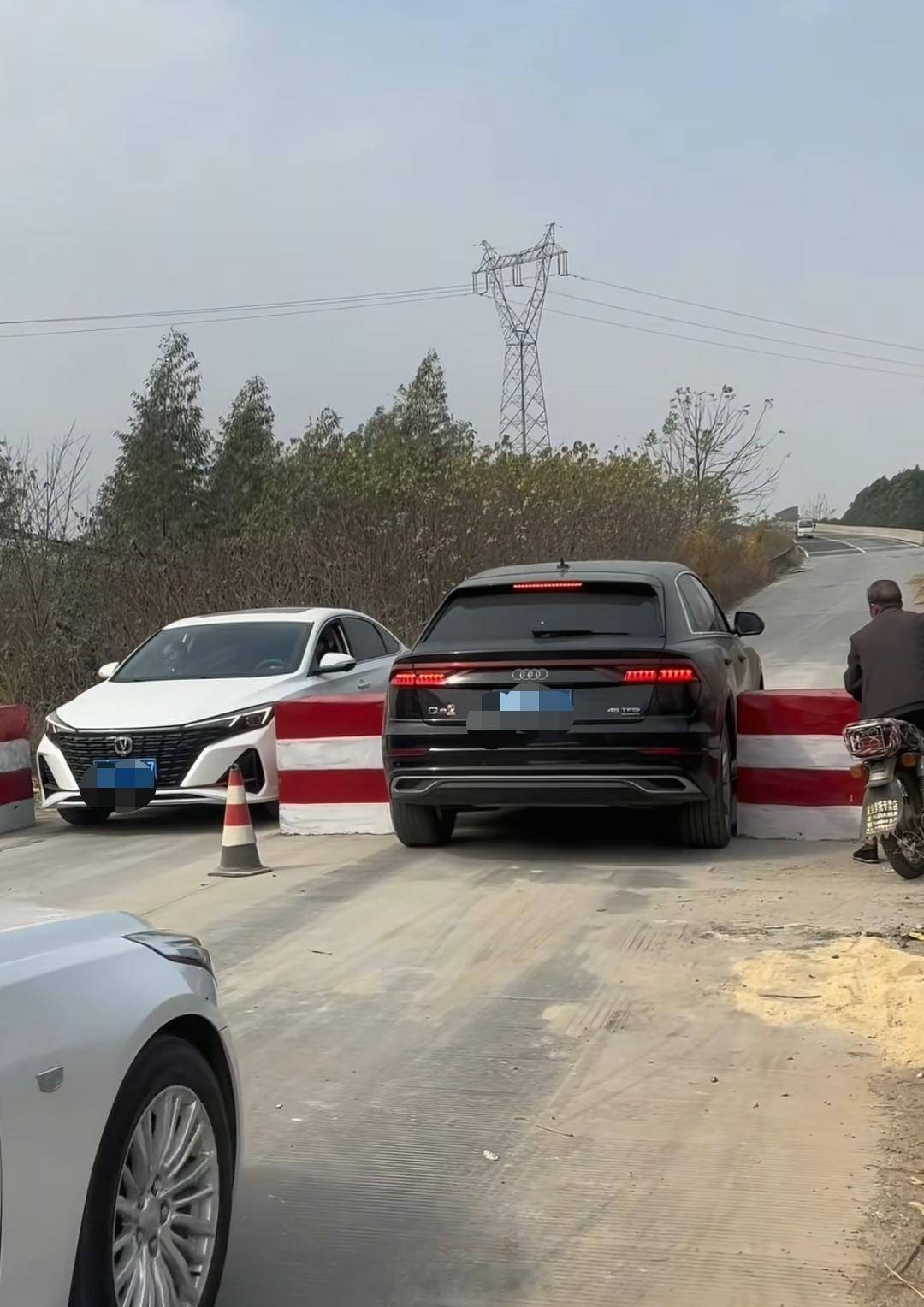 这就是我不买奥迪Q8的原因，回村太不方便了[喵喵] ​​​