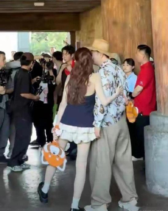 沈梦辰 全身涂粉底液近期，沈梦辰出席活动的一组生图在网络引发热议。照片中，她裸露