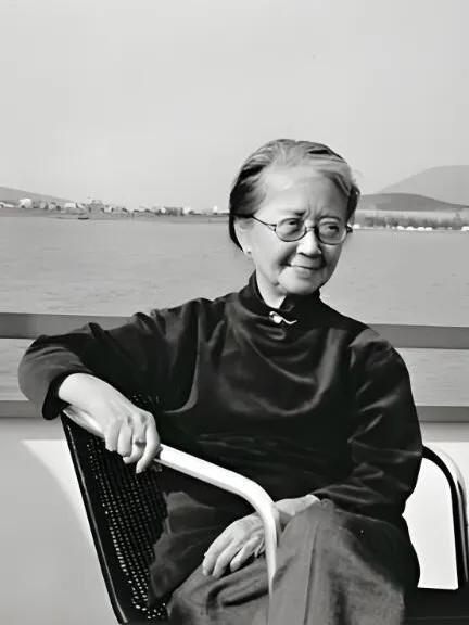 她患癌不化疗，活到102岁。医生追问秘诀，她说了两个字，全场沉默！
 
时代发展