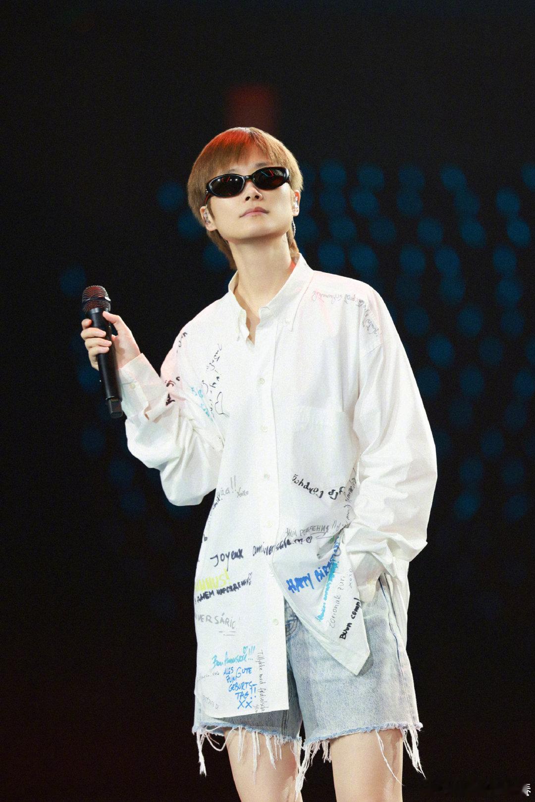 李宇春弹唱是我不花钱就能看的吗向野的我们 谁懂啊李宇春弹唱《we rock》这段