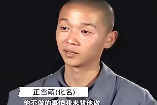 2010年，一少年放学回家，撞见母亲趴在村霸身上，而父亲则无囊在蹲在一旁看着。少