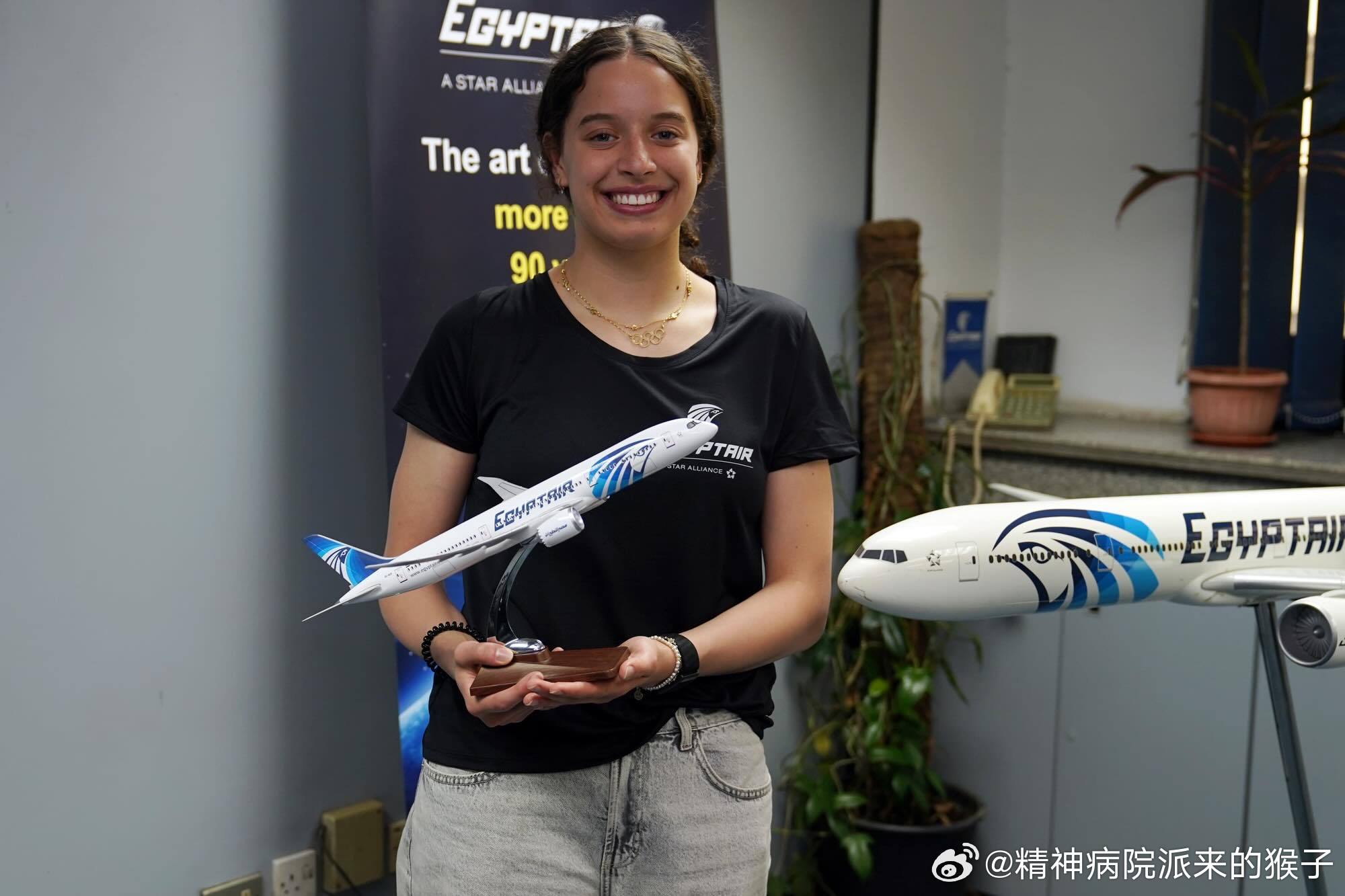 汉娜高达与埃及航空签约：很期待与埃及航空开启这段全新旅程 🤍✈️ 