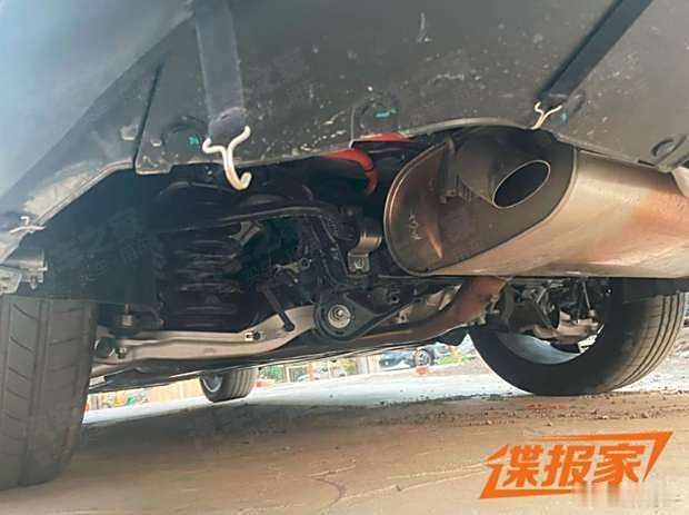 领克L946大插电SUV，后悬架看着和极氪7X空簧版本是同种布局的五连杆，这个平