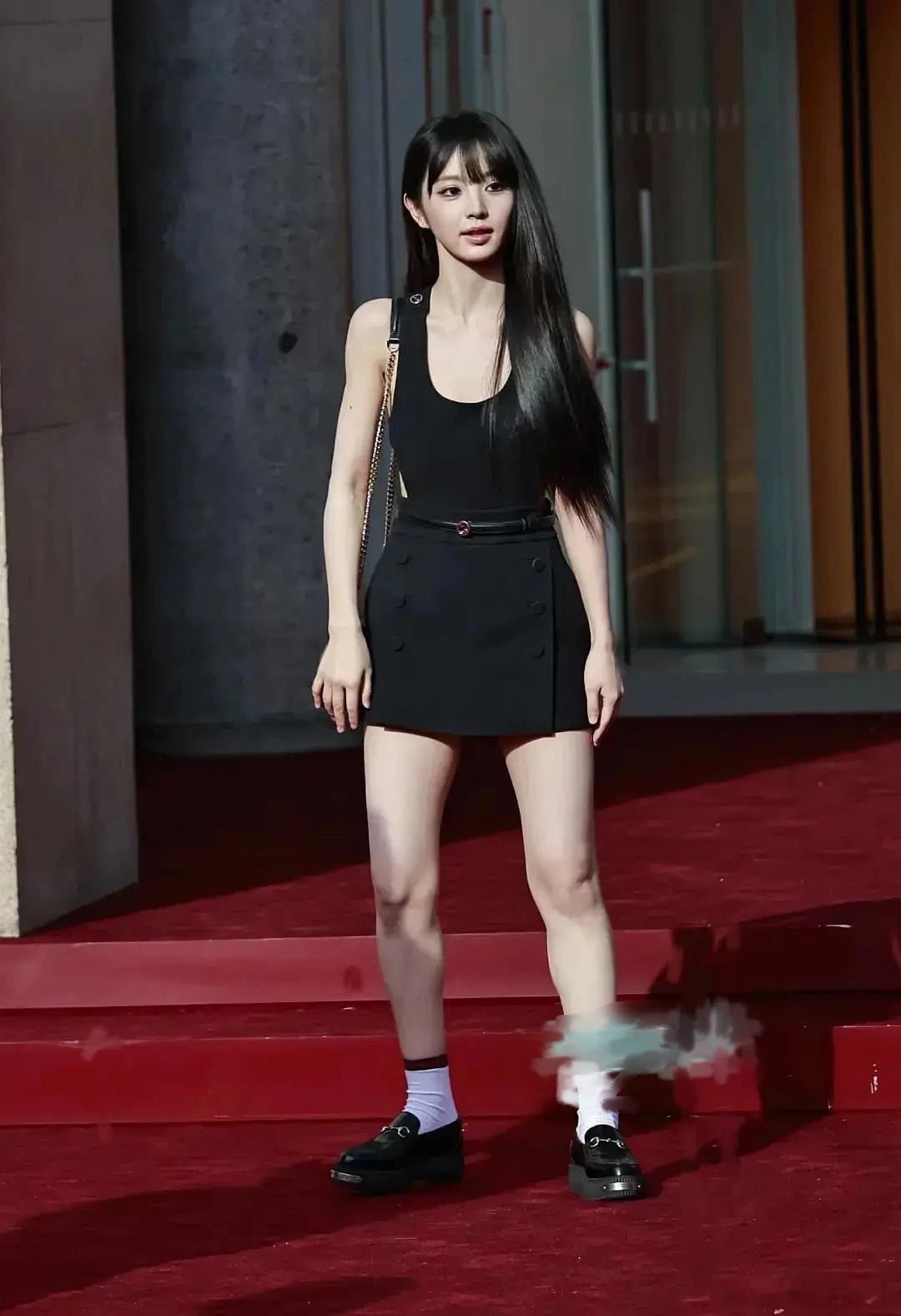 田曦薇这站姿也太让人一言难尽了吧，是准备拉了吗？ ​​​