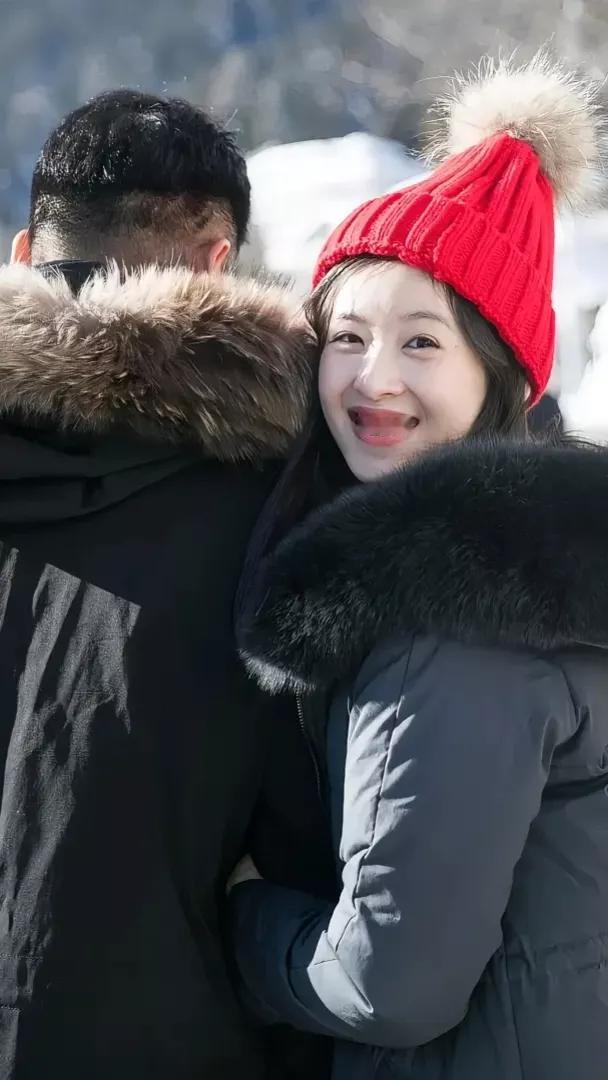 身价六百亿，生育三个娃。美丽温柔有气质，低调奢华有内涵。说她靠男人吧，她明明很要