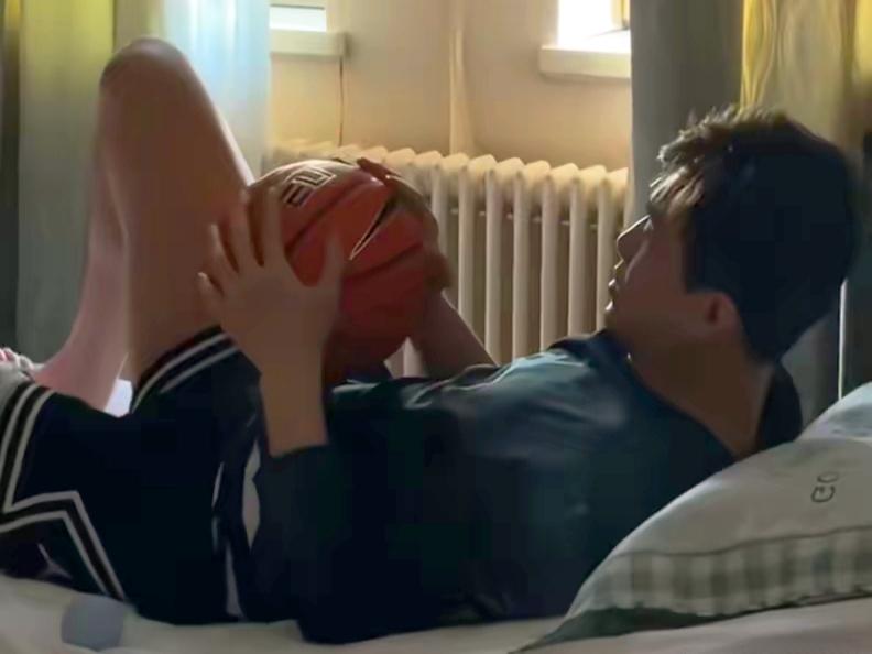 术后的郭艾伦就要篮球，期待明年赛场上看到他

经历了前交叉韧带断裂的郭艾伦顺利完