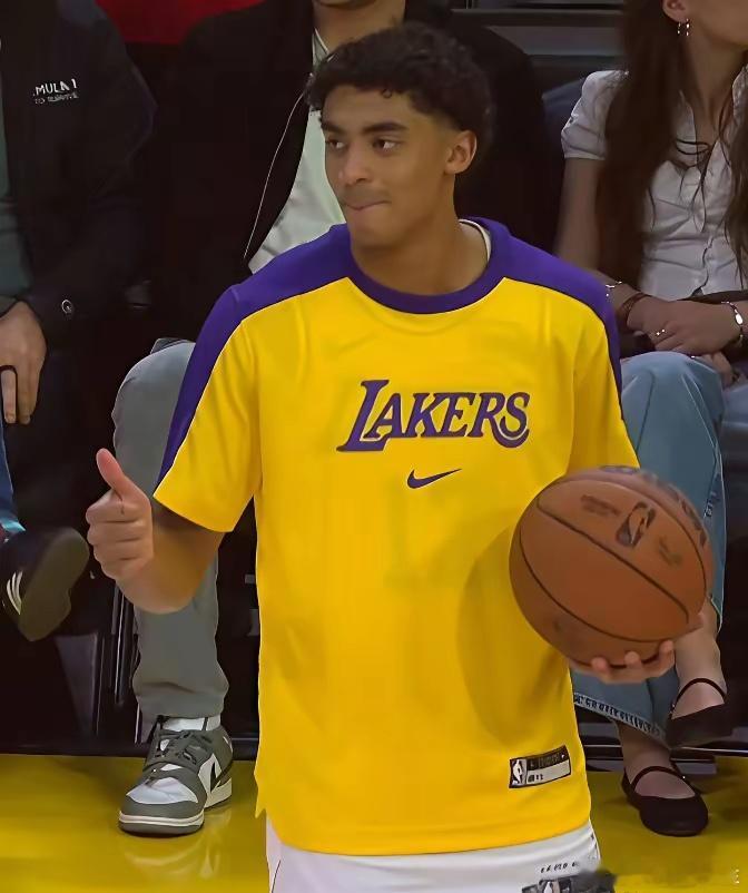 克里斯蒂啊极品3d冠军拼图年龄还那么小，这就是湖人一直追逐的外线答案啊。 可惜送