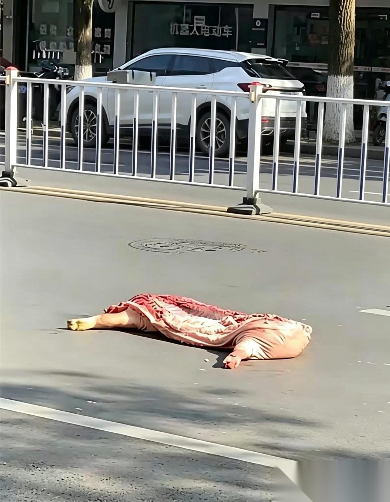 马路上发现半具尸体
今天早上，木匠在马路上发现一个被切割的半扇尸体，很恐怖的。我