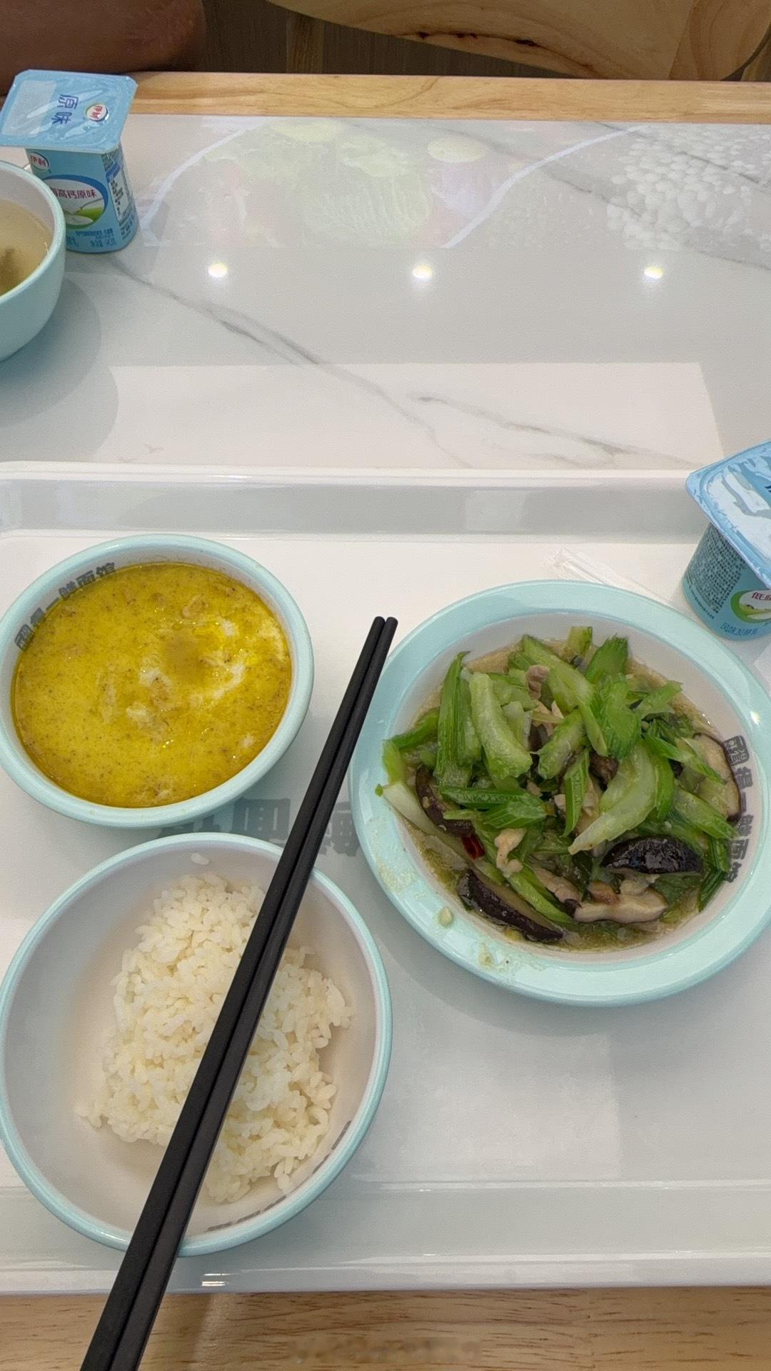 楼下开了一个很实惠的饭店，这样一份儿只要11.5，很适合减肥的人，明天我准备只点