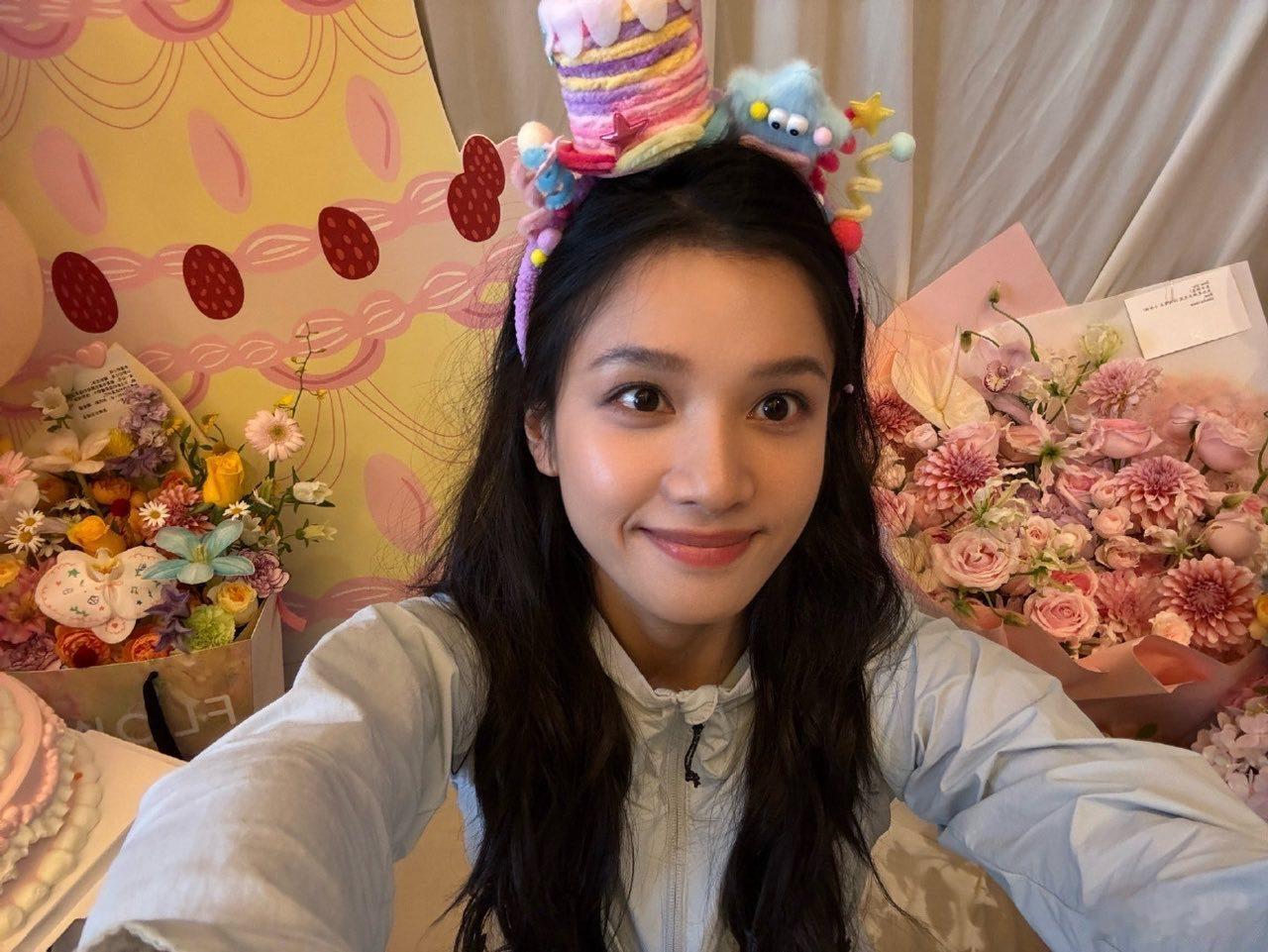 张婧仪晒生日照张婧仪晒好多花的一天被幸福包围的仪酱 ​​​
