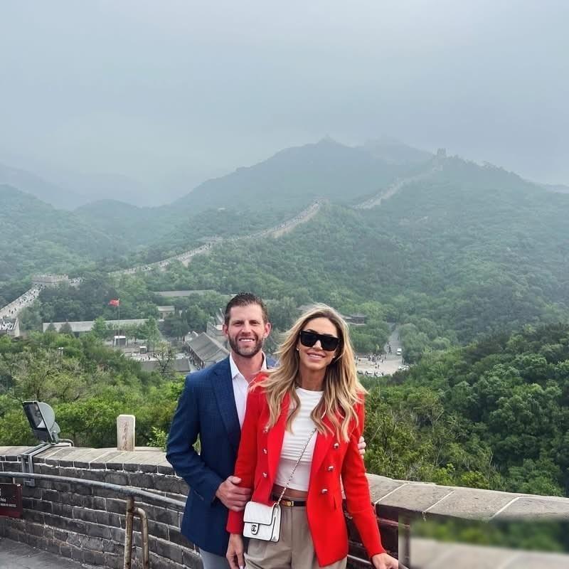 中国为什么对外国人招待这么热情？看看特朗普的儿子和儿妻都去长城打卡游玩，女方还在