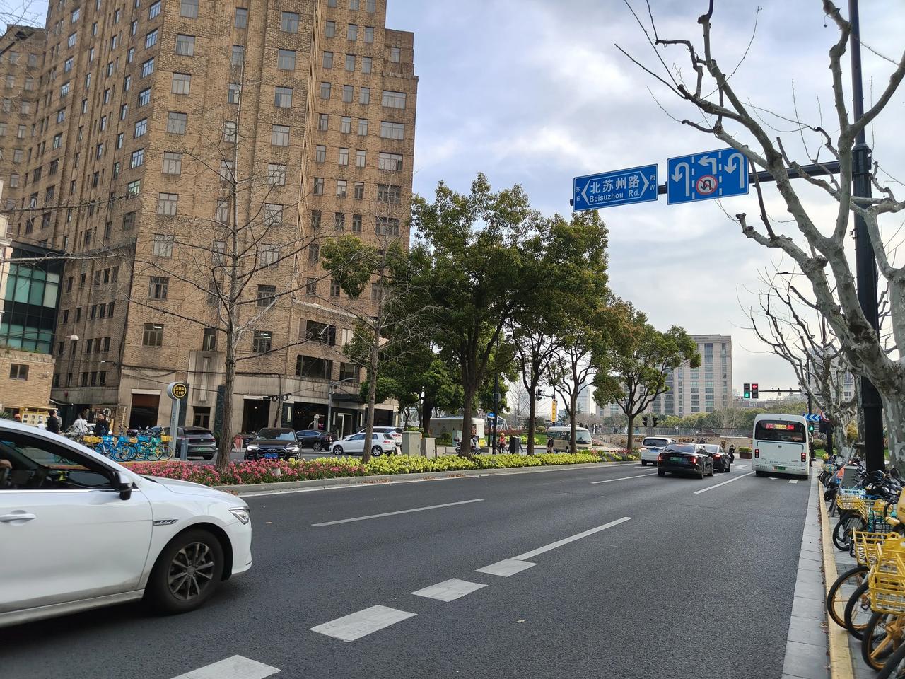 记。｜春驻，三月

“我们总以为来日方长，习惯把心愿托付给未知的以后。殊不知时光