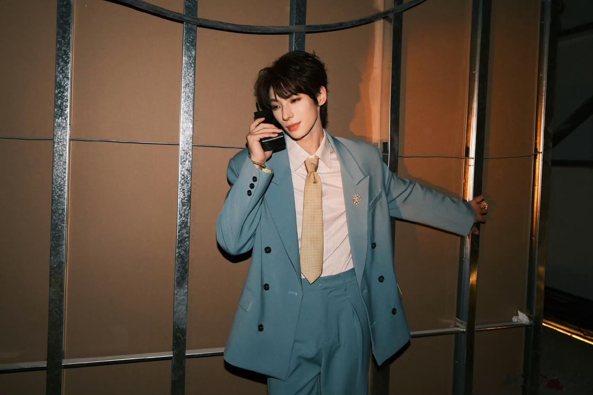 颜安披哥三公挑眉披荆斩棘三公舞台名场面锁定！颜安一记挑眉杀直接杀疯，眼神慵懒又带