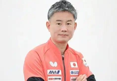 他给日本人当教练，一心琢磨如何击败中国队；网上更盛传他把两个儿子送去德国训练，一
