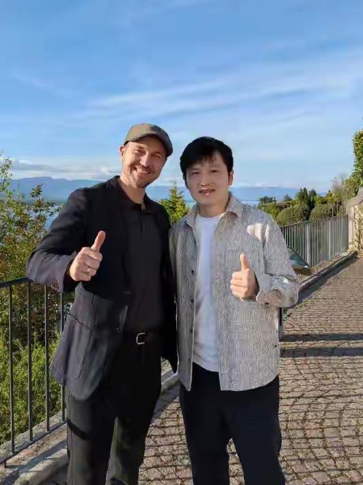 4月18日，波尔和樊振东两个“忘年交”好友，到日内瓦来个短途旅游，波尔和樊振东在