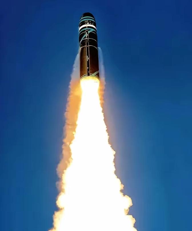 刀都架在脖子上了，伊朗总统突然站出来，对着全世界喊了两句话。

第一，核武器，我