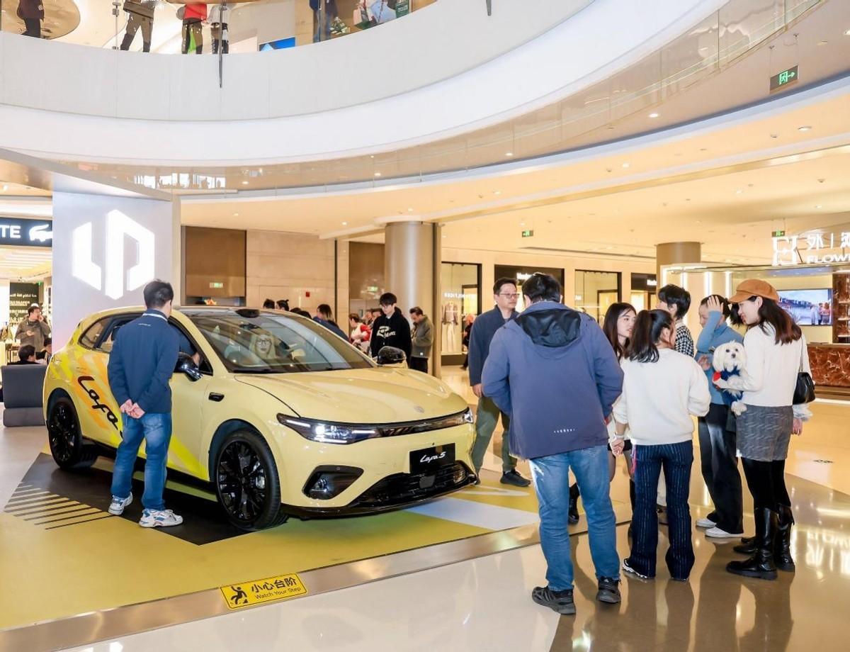 零跑Lafa5上市大火，高颜值又好玩就适合咱们年轻人！
 
年底了有没有朋友想买