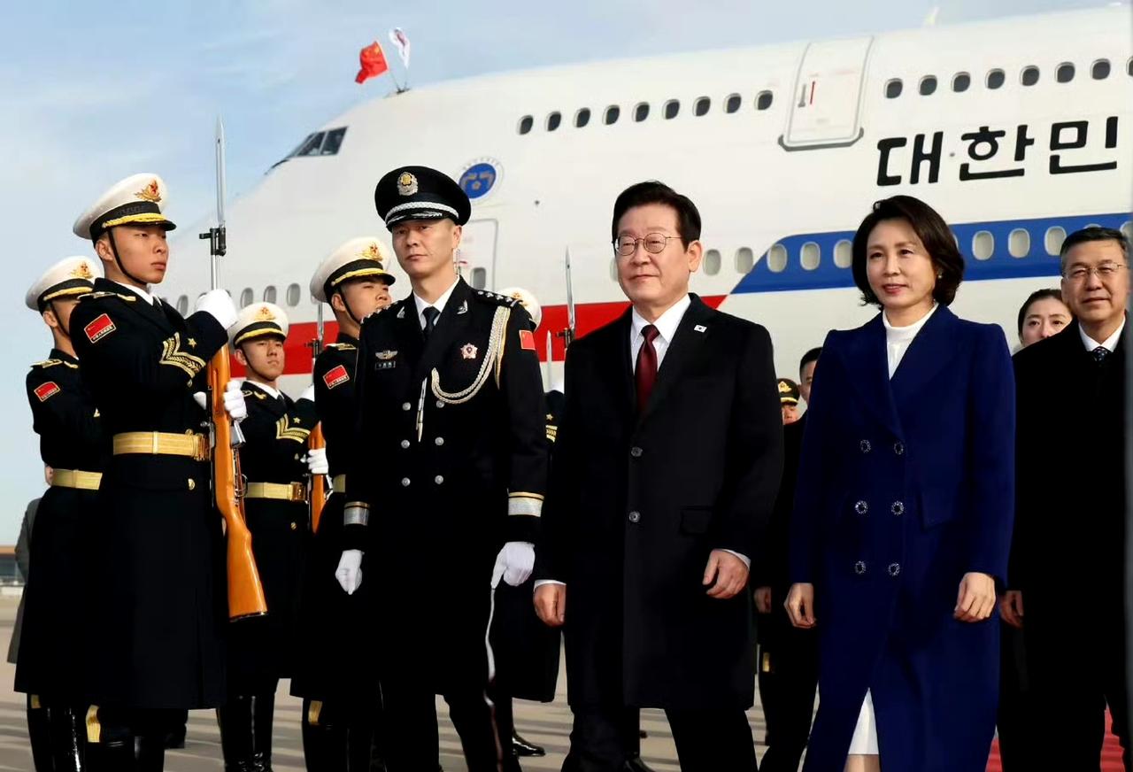 李在明形容中韩关系时说，花朵越鲜越好，朋友越老越好。 ​​​