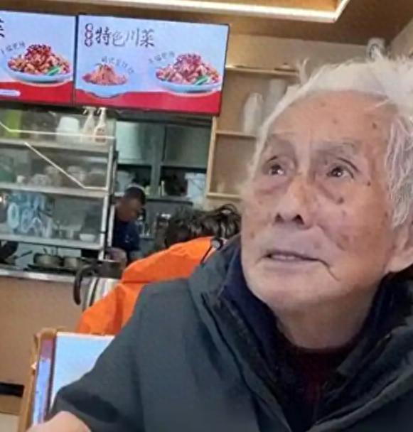 96岁老人能坐43小时硬座奔赴拉萨，可旅行社却直接把他拒之门外！

当全网争论老