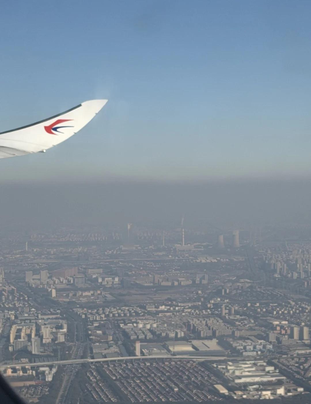 上海-新雾都
虹桥上空窗外灰色一层
笼罩着整个上海的结界
AQI数值却只有54