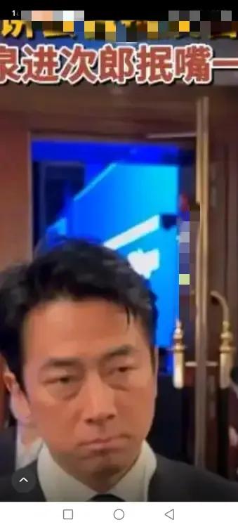 你看参加2026年新加坡香会的日本防相小泉进次郎，虎着脸那架势，是在日本刚打完架
