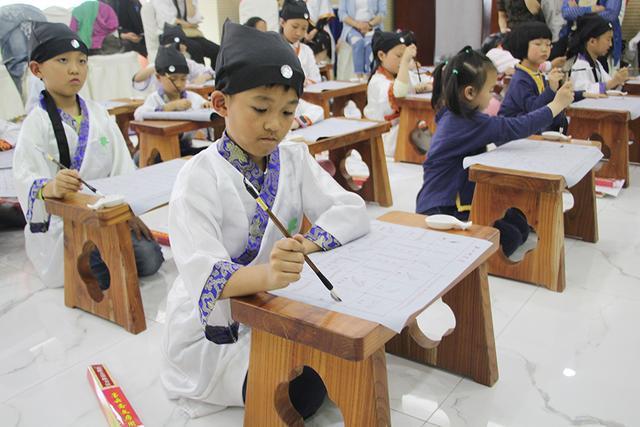 近年来，国学热持续升温，北京、厦门等城市举办了面对中学生的“国学夏令营”，很多幼