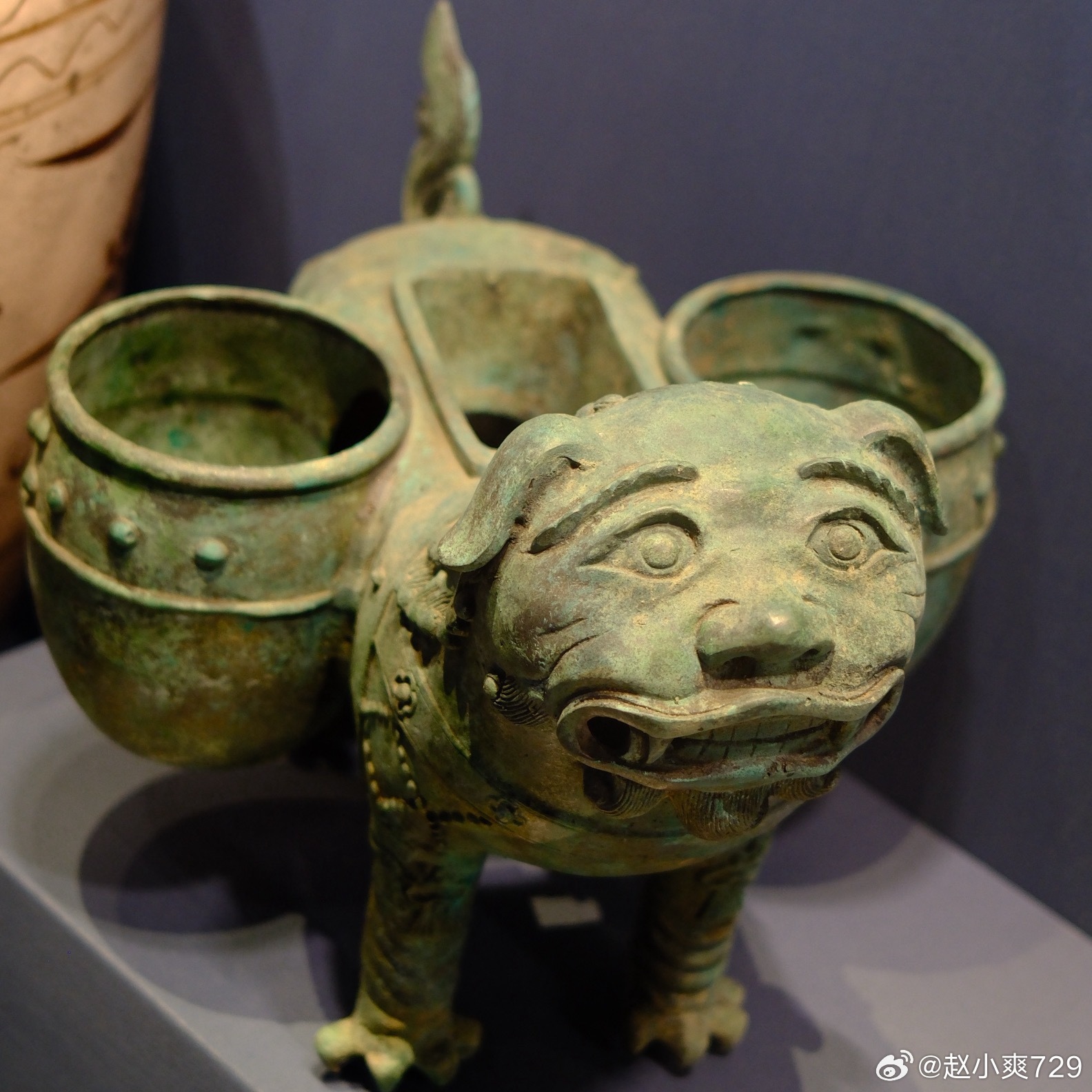 约了摄影棚拍照，摄影师帮忙选了两套衣服。大星看了第一套觉得有点成熟，问我要不然穿