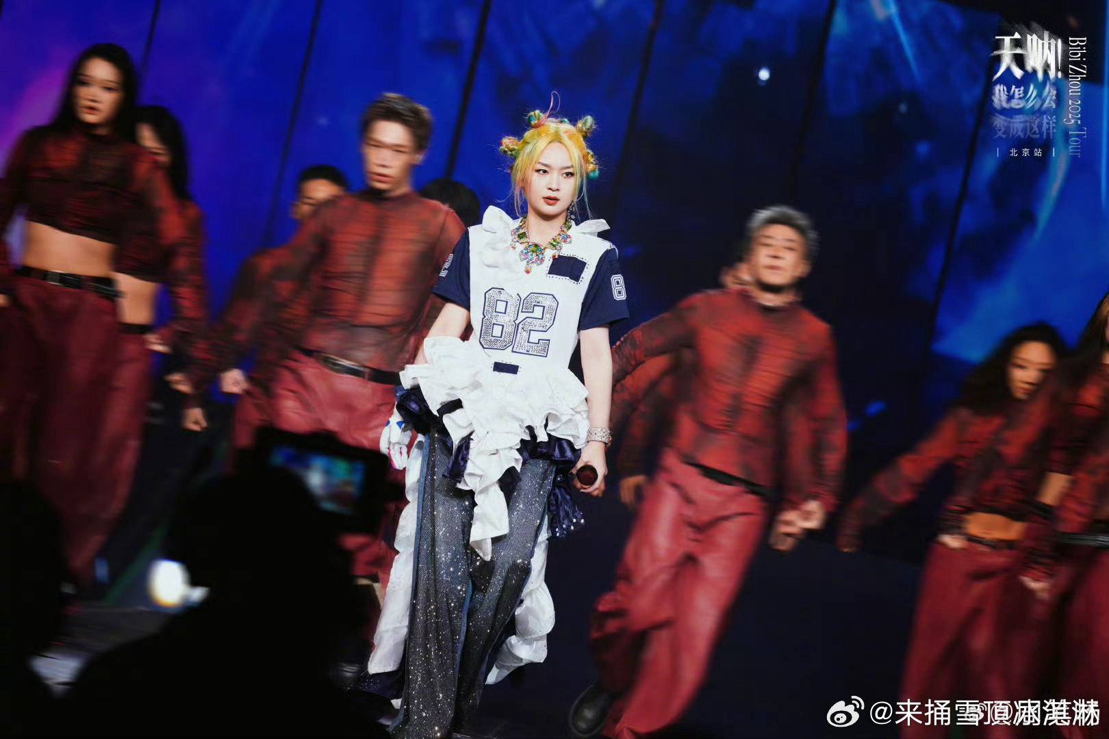 周笔畅的头承受了太多 路由器版周笔畅返场周笔畅演唱会造型太绝，各种可爱头饰加持，