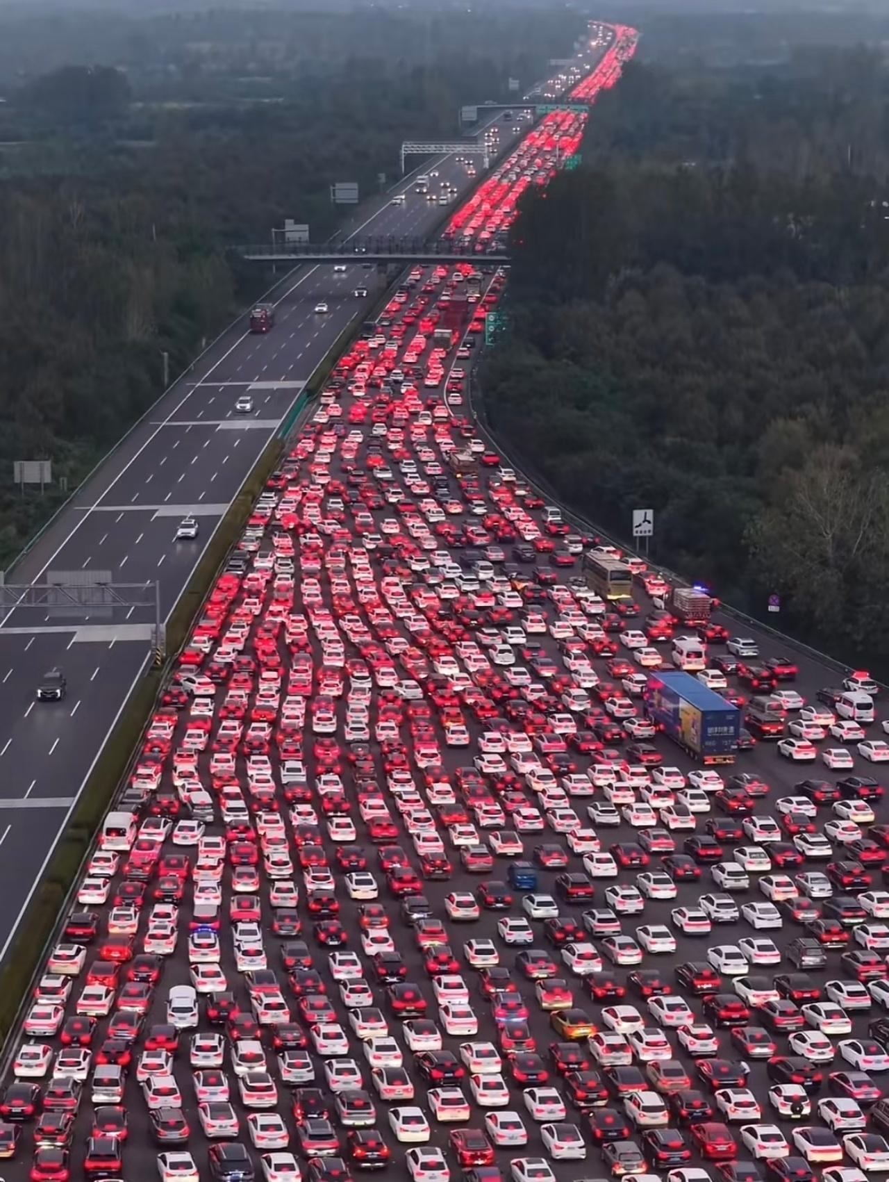 留意到热搜，各种「卡点下高速」的新闻。
其实按照大家现在的习惯和路况，12点后才