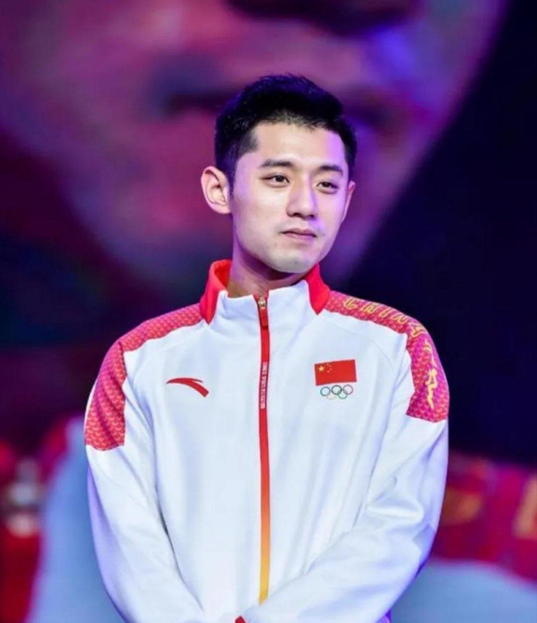 一次，记者问张继科的爸爸：“你对未来儿媳妇的标准要求是什么？”
张爸爸说:“我的