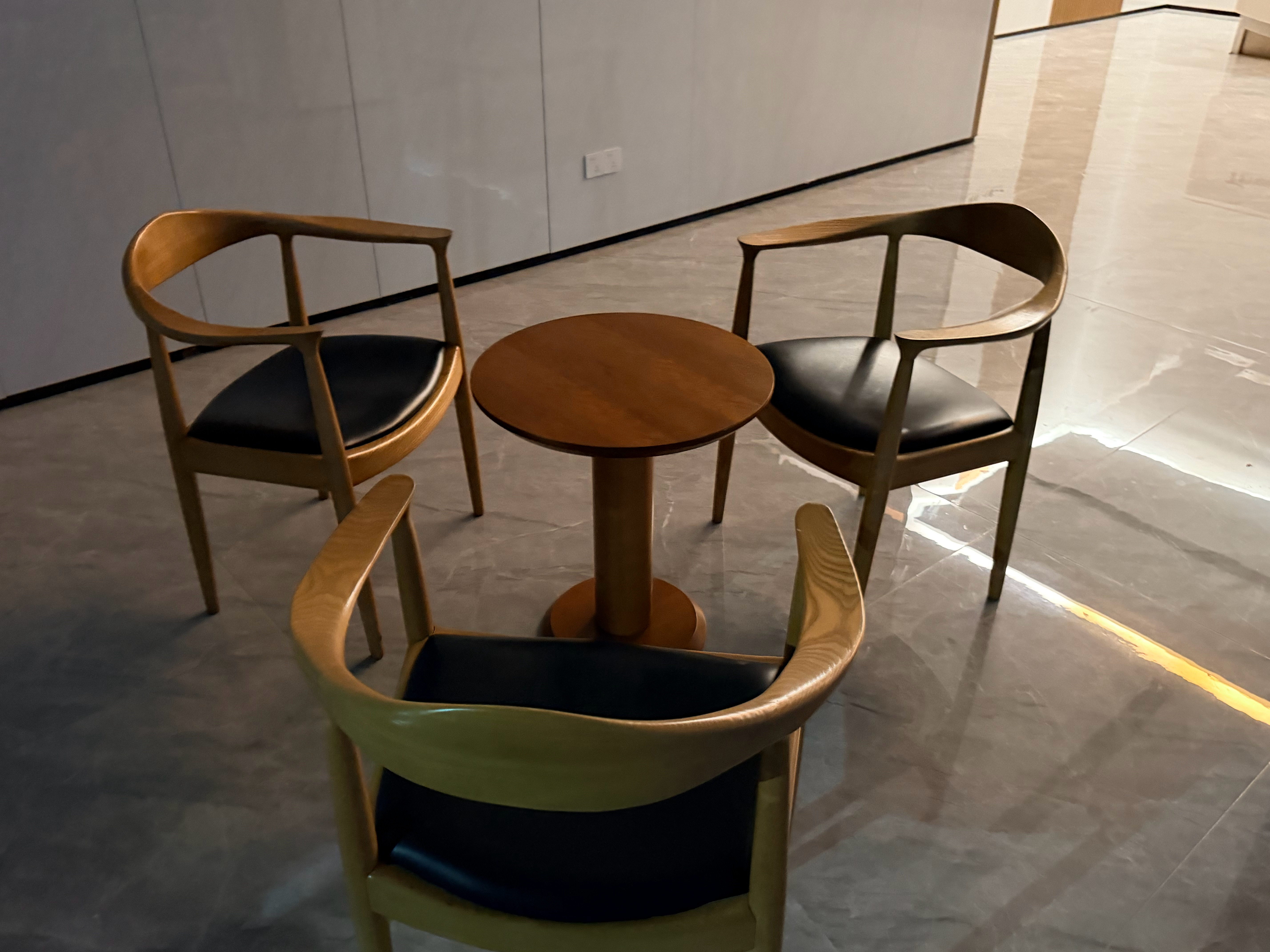 刚下楼发现这两套会客桌椅，给小梦惊呆了，这也太丑了吧呃……或许我和这主人不是同一