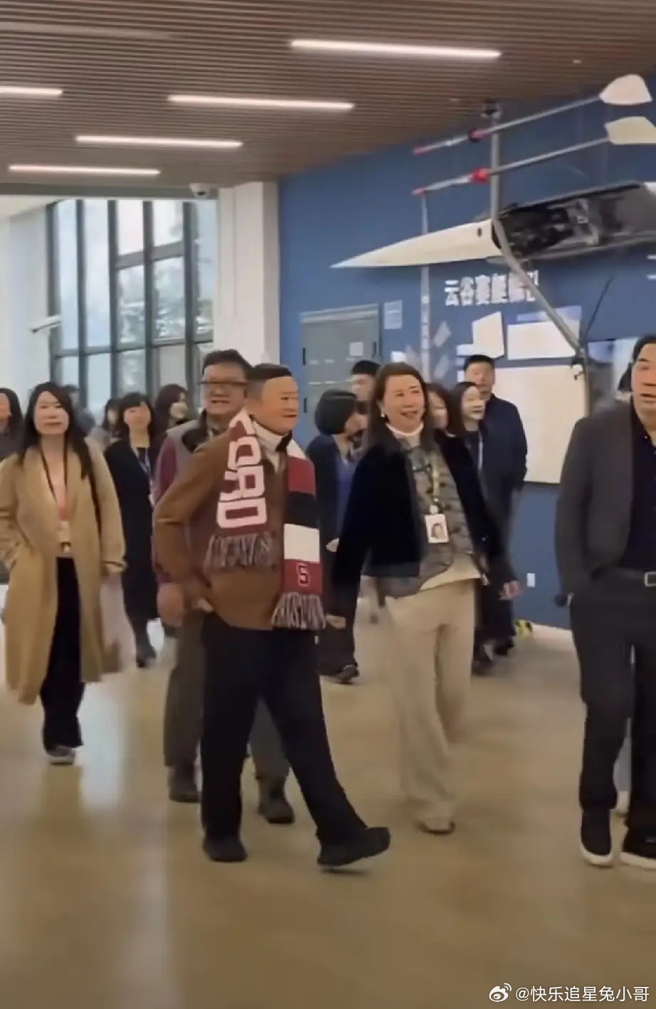 马云现身杭州，有时双手插兜，有时背着手，就像领导一样，马云、蔡崇信等一众高管现身