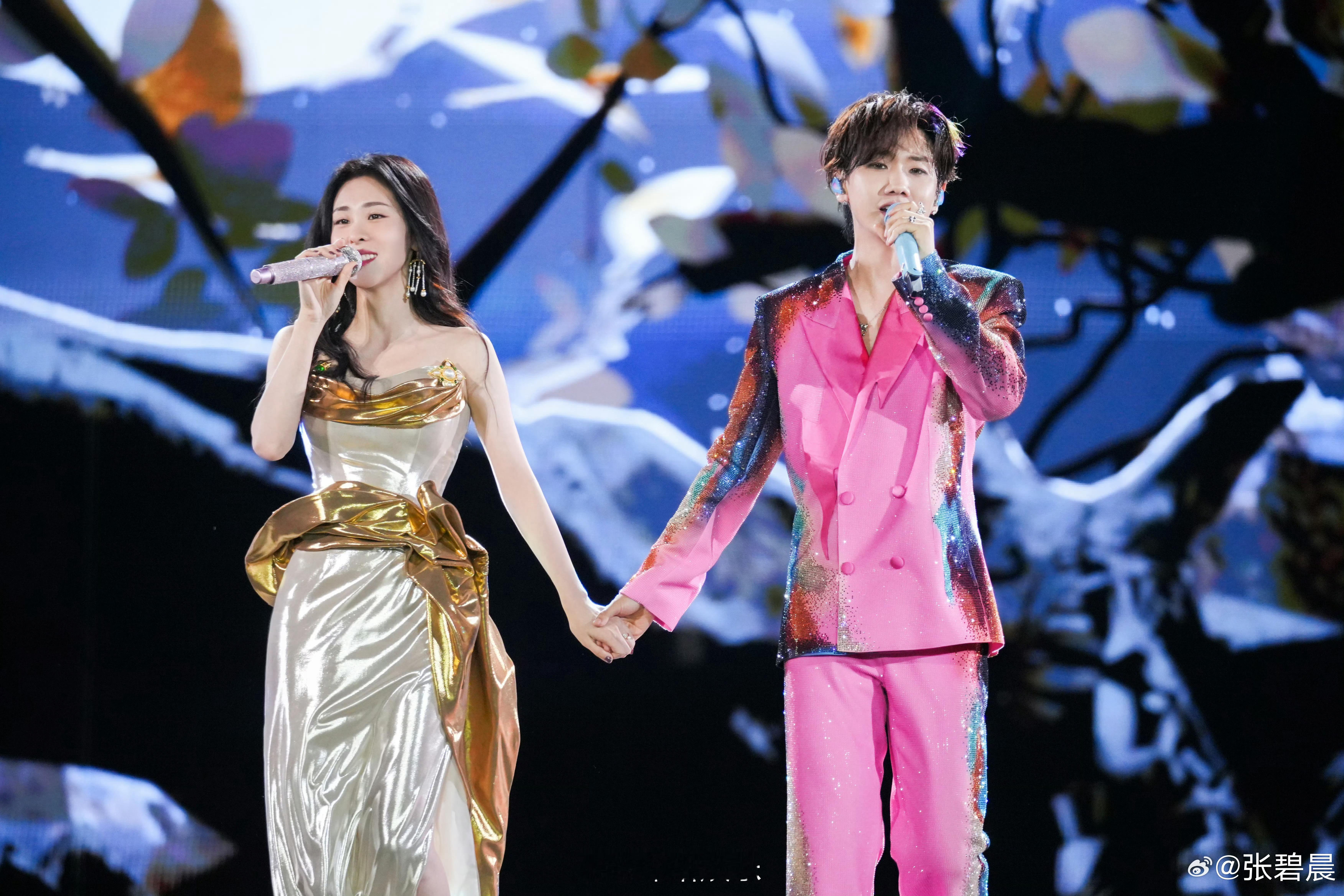#张碧晨开口宿命感满满# 张碧晨汪苏泷，太友爱啦🩵🩵仙子仙女🧚‍♀️友谊长